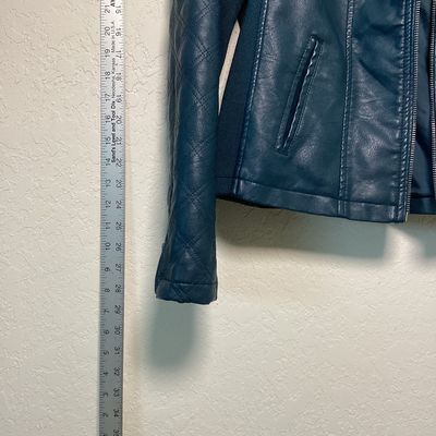 Sale Photo Thumbnail #512: Women's teal blue faux leather moto-style jacket by Baccini. Features a front zip closure, snap collar, quilted details on sleeves and shoulders, stretchy knit side panels, and zippered cuffs. Fully lined. Appears to be in good condition. Women’s medium