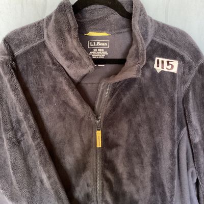 Sale Photo Thumbnail #408: L.L. Bean women's full-zip plush fleece jacket in dark gray / charcoal. Size 1X Regular. Made from 100% recycled polyester. Features a full front zipper, interior drawstring hem, and hand pockets. Length measures approximately 27-28 inches. In good pre-ow