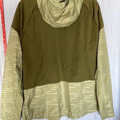 Sale Photo Thumbnail #490: Men's Nike Running Division Therma-Fit hooded full-zip jacket in olive green with patterned light green panels and sleeves. Style code DD6102-386. Features front hand pockets, adjustable hood drawstrings, and reflective Nike swoosh logo on the chest. Size