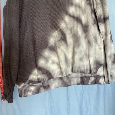 Sale Photo Thumbnail #442: Women's long-sleeve knit sweater by Simply Vera Vera Wang in a grey and white tie-dye pattern. Features a crew neckline, ribbed hem, and side slits. Size XL. Made in China. In good gently used condition with no visible stains or damage. Measures approxima