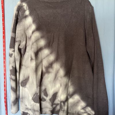 Sale Photo Thumbnail #441: Women's long-sleeve knit sweater by Simply Vera Vera Wang in a grey and white tie-dye pattern. Features a crew neckline, ribbed hem, and side slits. Size XL. Made in China. In good gently used condition with no visible stains or damage. Measures approxima