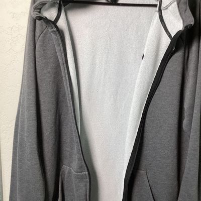 Sale Photo Thumbnail #532: Men's Nike Dri-FIT full zip hoodie in dark gray heather. Features embroidered Nike swoosh logo on the left chest, front hand pockets, and raglan sleeves. Size XL Pre-owned in good condition with light overall wear, no major stains or tears observed.