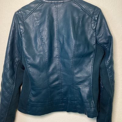 Sale Photo Thumbnail #515: Women's teal blue faux leather moto-style jacket by Baccini. Features a front zip closure, snap collar, quilted details on sleeves and shoulders, stretchy knit side panels, and zippered cuffs. Fully lined. Appears to be in good condition. Women’s medium