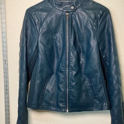 Sale Photo Thumbnail #511: Women's teal blue faux leather moto-style jacket by Baccini. Features a front zip closure, snap collar, quilted details on sleeves and shoulders, stretchy knit side panels, and zippered cuffs. Fully lined. Appears to be in good condition. Women’s medium