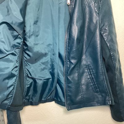 Sale Photo Thumbnail #510: Women's teal blue faux leather moto-style jacket by Baccini. Features a front zip closure, snap collar, quilted details on sleeves and shoulders, stretchy knit side panels, and zippered cuffs. Fully lined. Appears to be in good condition. Women’s medium