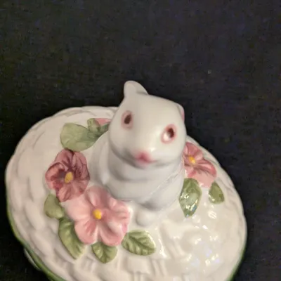 Vintage 1982 Avon Porcelain Bunny Trinket Box