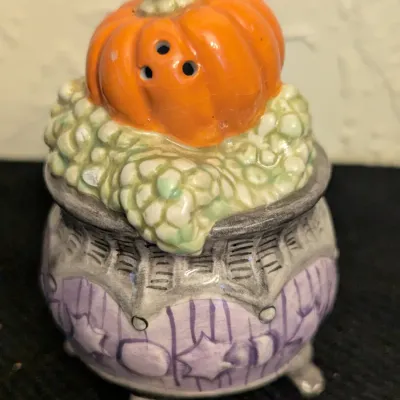 cauldron-shaped salt or pepper shaker with a jack-o'-lantern lid from the Fitz and Floyd Kitty Witches Halloween collection