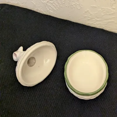 Vintage 1982 Avon Porcelain Bunny Trinket Box
