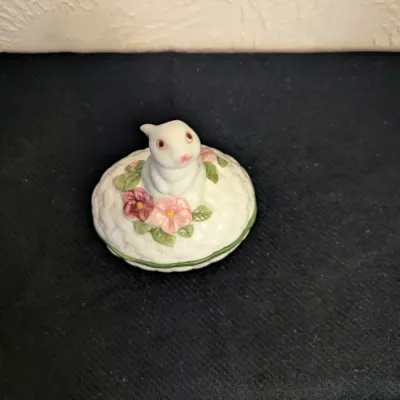 Vintage 1982 Avon Porcelain Bunny Trinket Box