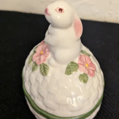 Vintage 1982 Avon Porcelain Bunny Trinket Box