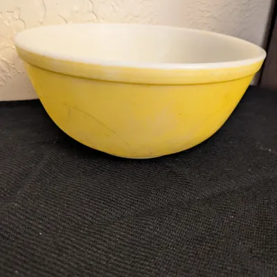 Vintage Pyrex Yellow Mixing Bowl 403 2.5 Qt