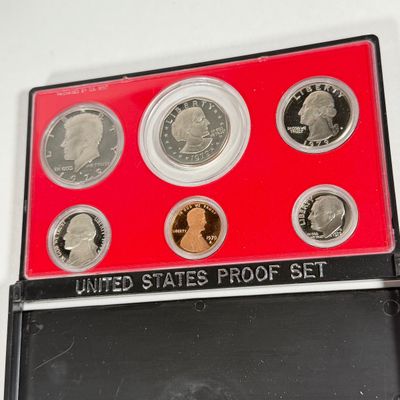 LOT 56: United States Mint Proof Sets - 1970s - Cases in Varrying Condition