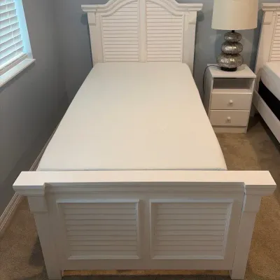 2 Twin Beds With Mattresses And Bedding 