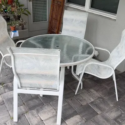 Outdoor Patio Set With Round Table And 4 Chairs 