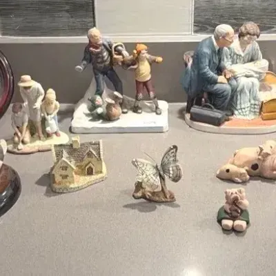 Curio Cabinet Finds! Normal Rockwell, Roman Inc Figurine Americana And More….