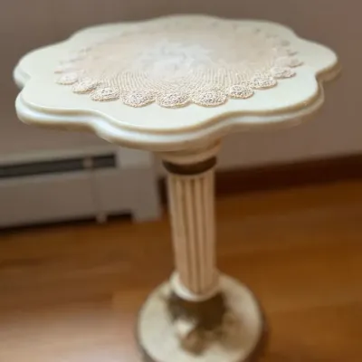 Vintage Hollywood Regency Scalloped Flower Pedestal Accent Table Plant Stand