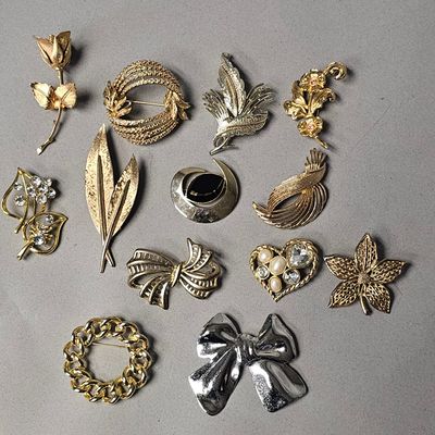 Sale Photo Thumbnail #124: Assortment of Vintage Signed & Unsigned Brooches