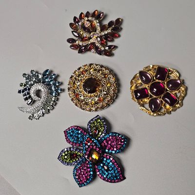 Sale Photo Thumbnail #488: Costume Jewelry Brooches Inc Anne Klein
