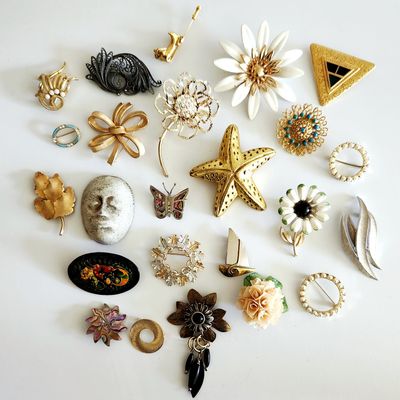 Sale Photo Thumbnail #312: Assorted Costume Brooches Pins Inc Trifari