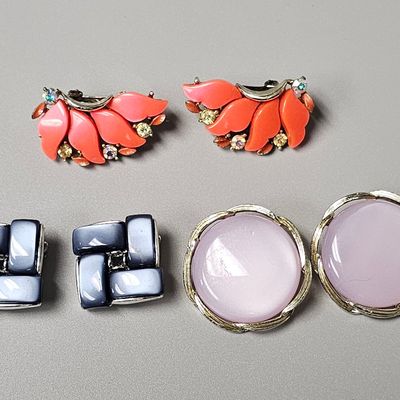 Sale Photo Thumbnail #393: Lisner Thermoset & Glass Clip-On Earrings