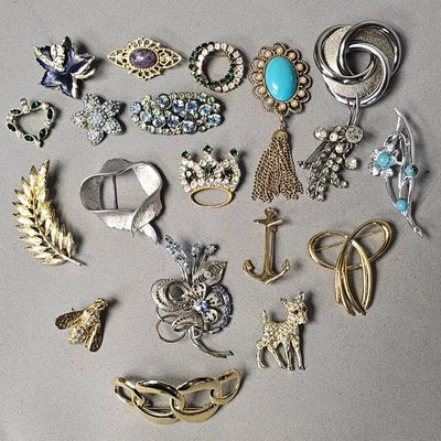 Sale Photo Thumbnail #126: Sarah Coventry & Rhinestone Vintage Brooches