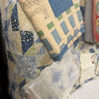 Sale Photo Thumbnail #85: Quilt