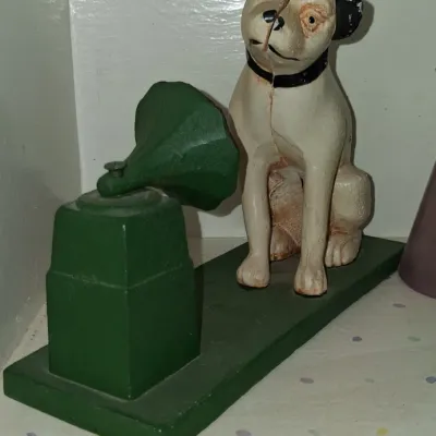 Sale Photo Thumbnail #13: Vintage cast iron RCA Victor "His Master's Voice" Nipper the dog bookend or doorstop, featuring a painted white terrier sitting next to a green gramophone.