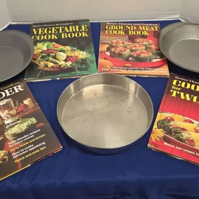 4 Vintage Better Homes & Gardens Cookbooks & 3 Baking Pans