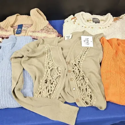 5 Womens Sweaters And Tops 4 Long Sleeve 1 Short Sleeve Name Brands S M L