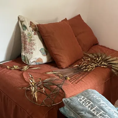 Day Bed  w/ matching pillows