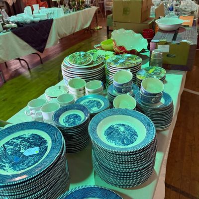 Courier and ice dishes, serving pieces white Johnson set of eight dishes with serving pieces
