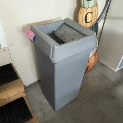 Sale Photo Thumbnail #813: One flap of the lid doesn't stay up, see photos