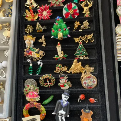 Sale Photo Thumbnail #211: Christmas brooches