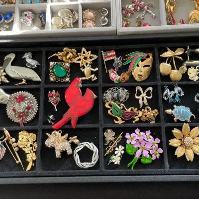 Sale Photo Thumbnail #214: Vintage brooches