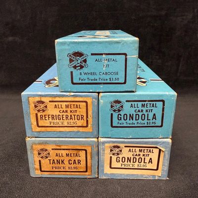Sale Photo Thumbnail #370: Group of Five Vintage Mantua HO Scale All-Metal Train Car Kits