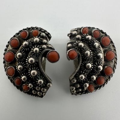 Red Coral Cabochon 800 Silver Ornate Scalloped Style Clip On Earrings M16