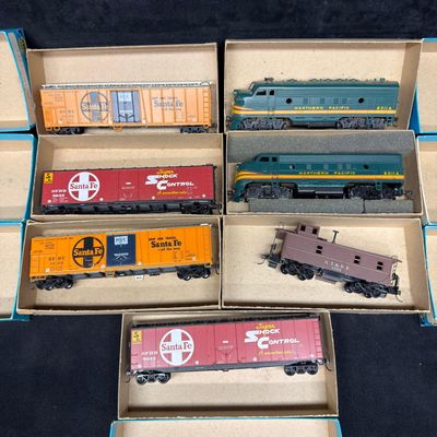 Sale Photo Thumbnail #373: Seven Athearn HO Scale Northern Pacific and Santa Fe Train Cars