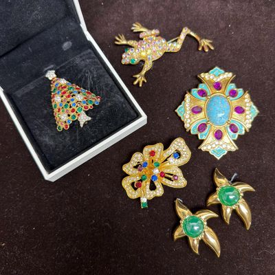 Sale Photo Thumbnail #192: Designer Costume Jewelry Set Swarovski Christmas Tree Alana Stewart Brooch 5 Pcs