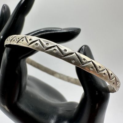 Etched Geometric Dot and Line Design Silver Bangle Bracelet M70