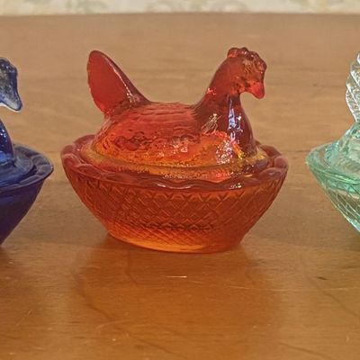 Sale Photo Thumbnail #148: Three Miniature Pressed Glass Hen on Nest Covered Salt Cellars