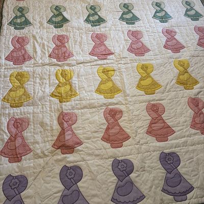 Sale Photo Thumbnail #241: Vintage Applique Sunbonnet Sue Pattern Quilt