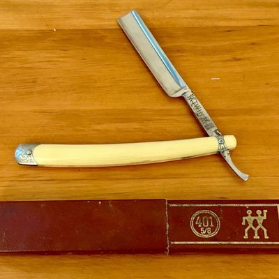 Sale Photo Thumbnail #344: J.A. Henckels Twin Works Solingen Germany 401 5/8 Straight Razor with Case