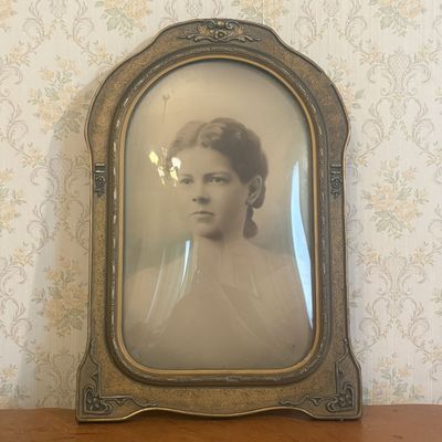 Sale Photo Thumbnail #135: Chicago Portrait Co. Large Arched Wood Frame with Convex Glass and Solar Enlargement Portrait