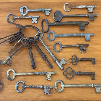 Sale Photo Thumbnail #460: A Collection of Twenty-One Antique and Vintage Skeleton Keys