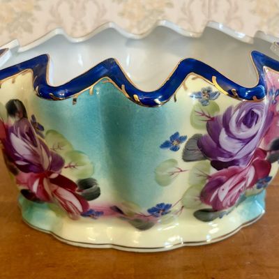 Sale Photo Thumbnail #254: Large Hand Painted Porcelain Centerpiece Bowl with Scalloped Rim and Gilded Handles