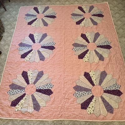 Sale Photo Thumbnail #502: Large Handmade Dresden Plate Pattern Patchwork and Applique Cotton Quilt