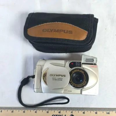 Olympus Camedia D-490 Zoom 2.1MP Digital Camera 