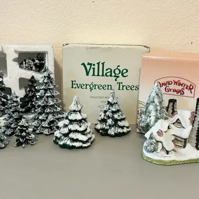 David Winter Snow Cottage And Evergreen Tree Figurines 