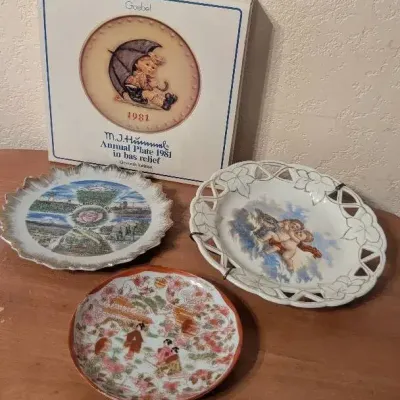 Collection of 4 Vintage & Antique Collector Plates