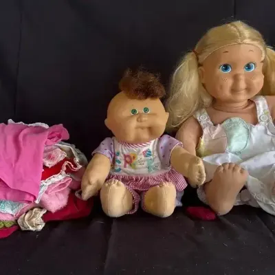 Lot Of Vintage Cabbage Patch & Kid Sister Dolls With Assorted Clothing